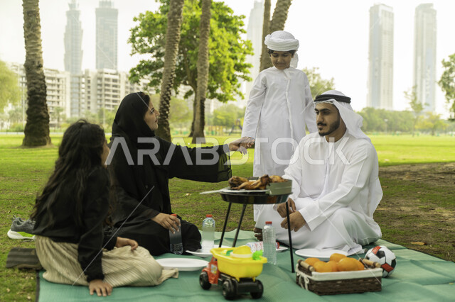 الخروج في أجواء ربيعيه مع الابناء، قضاء أوقات ممتعه في الحديقة، جلسات عائلية في الطبيعه الخضراء، الخروج مع الاطفال في العطلة الصيفيه، أجواء عائلية مليئة بالحب، عائلة عربية اماراتية خليجية في إحدى المزارع, عائلة سعودية تقوم بالتحضير للشواء