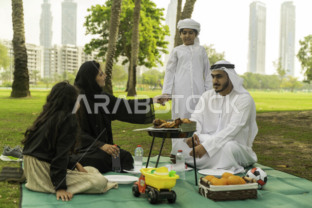 قضاء أوقات ممتعه في الحديقة، جلسات عائلية في الطبيعه الخضراء، الخروج مع الاطفال في العطلة الصيفيه، رحلة في أجواء ربيعيه، أجواء عائلية مليئة بالحب، عائلة عربية اماراتية خليجية في إحدى المزارع, عائلة سعودية تقوم بالتحضير للشواء، ايماءات تدل على السعادة