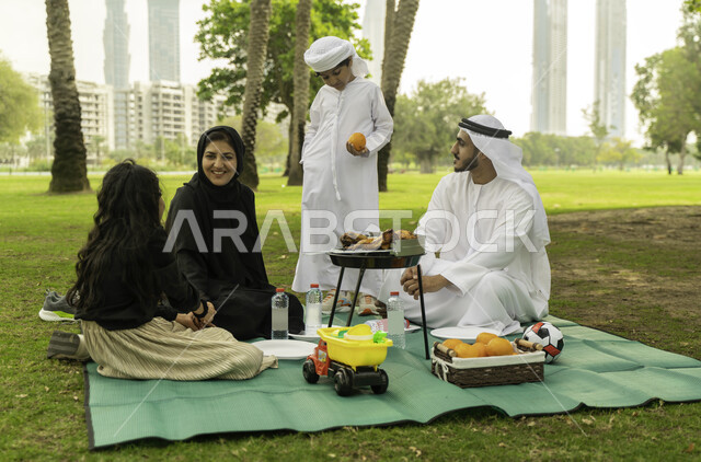 النقاش و الدردشة بين الافراد, مفهوم التربية بالحب والحنان، الخروج مع الاطفال في العطلة الصيفيه، رحلة في أجواء ربيعيه، أجواء عائلية مليئة بالحب، عائلة عربية اماراتية خليجية في إحدى المزارع, عائلة سعودية تقضي أوقات ممتعه في الحديقة، ايماءات تدل على السعادة