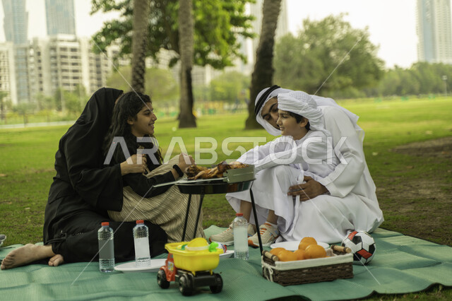 النقاش والحوارات بين الافراد, مفهوم التربية بالحب والحنان، الخروج مع الاطفال في العطلة الصيفيه، رحلة في أجواء ربيعيه، أجواء عائلية مليئة بالحب، عائلة عربية اماراتية خليجية في إحدى المزارع, عائلة سعودية تقضي أوقات ممتعه في الحديقة، ايماءات تدل على السعادة