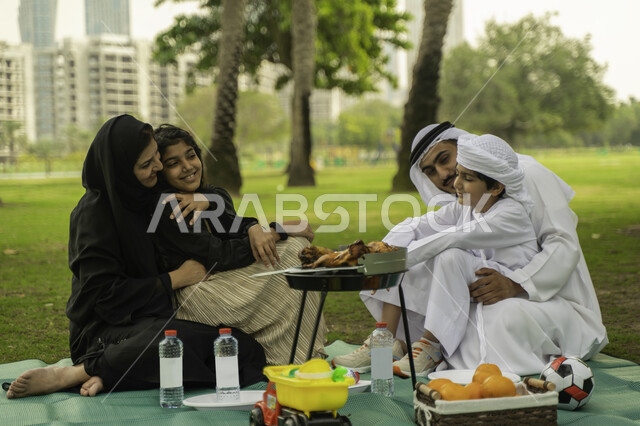 الاهتمام الاعتناء بالاطفال, مفهوم التربية بالحب والحنان، الخروج مع الاطفال في العطلة الصيفيه، رحلة في أجواء ربيعيه، أجواء عائلية مليئة بالحب، عائلة عربية اماراتية خليجية في إحدى المزارع, عائلة سعودية تقضي أوقات ممتعه في الحديقة، ايماءات تدل على السعادة