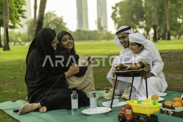 التسامر والضحك مع الاولاد, مفهوم التربية بالحب والحنان، الخروج مع الاطفال في العطلة الصيفيه، رحلة في أجواء ربيعيه، أجواء عائلية مليئة بالحب، عائلة عربية اماراتية خليجية في إحدى المزارع, عائلة سعودية تقضي أوقات ممتعه في الحديقة، ايماءات تدل على السعادة