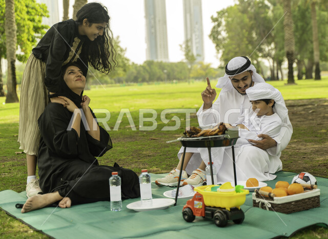 التسامر والضحك مع الاولاد, مفهوم الترابط العائلي، الخروج مع الاطفال في العطلة الصيفيه، رحلة في أجواء ربيعيه، أجواء عائلية مليئة بالحب، صورة مقربة لعائلة عربية اماراتية خليجية في إحدى المزارع, عائلة سعودية تقضي أوقات ممتعه في الحديقة، ايماءات تدل على الفرح