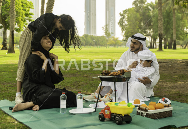 ايماءات تدل على السعادة, مفهوم الترابط العائلي، الخروج مع الاطفال في العطلة الصيفيه، رحلة في أجواء ربيعيه، أجواء عائلية مليئة بالحب، صورة مقربة لعائلة عربية اماراتية خليجية في إحدى المزارع, عائلة سعودية تقضي أوقات ممتعه في الحديقة