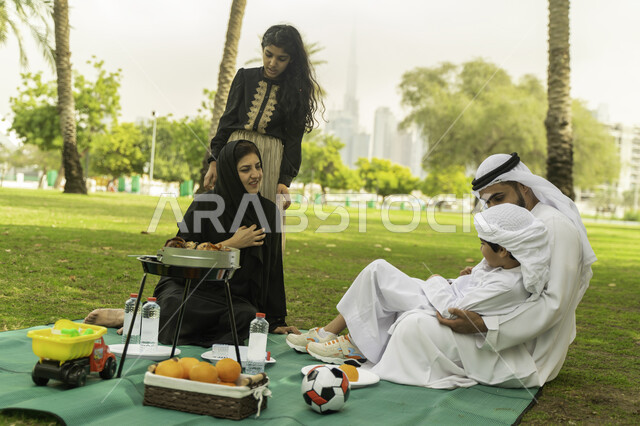 الخروج مع الاطفال في العطلة الصيفيه، مفهوم الترابط العائلي، رحلة في أجواء ربيعيه، أجواء عائلية مليئة بالحب، صورة مقربة لعائلة عربية اماراتية خليجية في إحدى المزارع, عائلة سعودية تقضي أوقات ممتعه في الحديقة، ايماءات تدل على السعادة