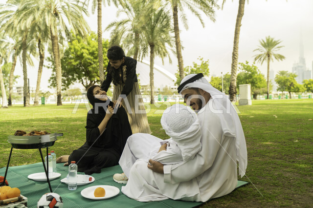 مفهوم الترابط العائلي، الخروج مع الاطفال في العطلة الصيفيه، رحلة في أجواء ربيعيه، أجواء عائلية مليئة بالحب، صورة مقربة لعائلة عربية اماراتية خليجية في إحدى المزارع, عائلة سعودية تقضي أوقات ممتعه في الحديقة، ايماءات تدل على السعادة