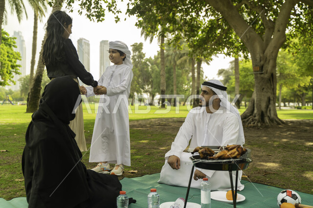 ألعاب حركية مسلية للأطفال، رحلة في أجواء ربيعيه في الخارج، أجواء عائلية مليئة بالحب، صورة مقربة لعائلة عربية اماراتية خليجية في إحدى المزارع, عائلة سعودية تقضي أوقات ممتعه في الحديقة، ايماءات تدل على السعادة, مفهوم الترابط الاخوي