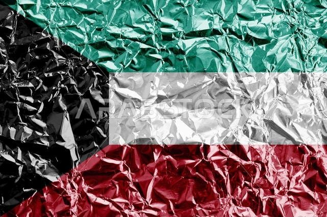 علم عمان مرسوم بألوان طلاء ساطعة على جدار تجصيص قديم بارز عن قرب. لافتة ...