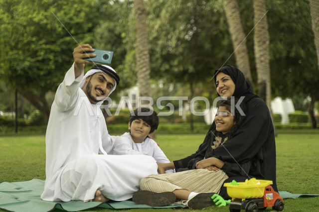 التقاط صور السيلفي للذكريات و التجمعات العائلية الودية عبر الجوال, عائلة عربية اماراتية خليجية في إحدى الحدائق والمنتزهات في الخارج, عائلة سعودية تقضي أوقات ممتعه مع الابناء, الاعتناء بالأطفال والاهتمام بهم, انشطة ترفيهيه صيفية, التنزه في الهواء الطلق
