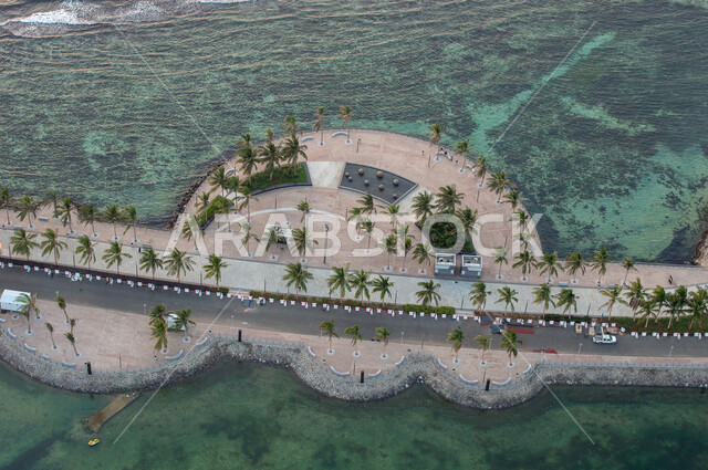 الكورنيش الشمالي في جدة بالمملكة العربية السعودية، واجهة جدة البحرية، شاطئ البحر الأحمر، تطوير الواجهه البحرية في جدة، ممر صناعي داخل  البحر، اشجار النخيل، معالم جدة المشهورة، السياحة في السعودية