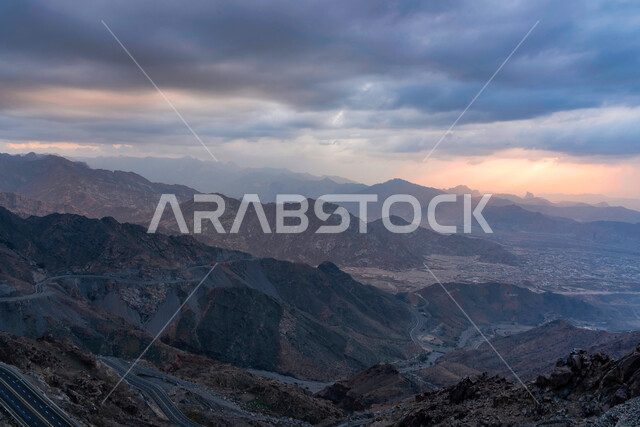 جبال الهدا في مدينة الطائف غرب المملكة العربية السعودية، ممر جبلي ملتوي، المرتفعات الجبلية، السياحة في السعودية، جبال الطائف، عقبة الهدا في مدينة الطائف، غيوم بيضاء في السماء