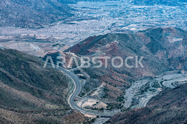 جبال الهدا في مدينة الطائف غرب المملكة العربية السعودية، ممر جبلي ملتوي، المرتفعات الجبلية، السياحة في السعودية، جبال الطائف، عقبة الهدا في مدينة الطائف