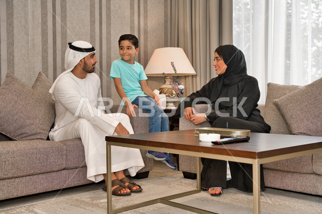 ايماءات تدل على الألفه والحنان، مفهوم النقاش والحوار بين الأهل، التعاون العائلي في إتخاذ القرارات الصائبه، أسره عربيه خليجيه اماراتيه تتبادل الأحاديث في غرفه الجلوس، عائله سعوديه تستمتع بقضاء أوقات الفراغ معا، تدعيم أواصر المحبه والترابط الأسري.