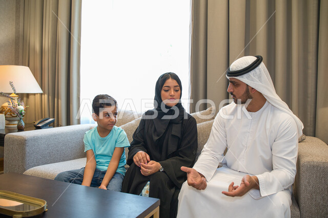 تبادل الأحاديث والدردشات مع الأهل، مشاعر الألفه والمحبه بين أفراد العائله، أسره عربيه خليجيه اماراتيه تجلس في غرفه المعيشة، عائله سعوديه تقوم بالنقاش حول موضوع معين، ايماءات تدل على الجديه في الحوار، قضاء أوقات الفراغ في المنزل.