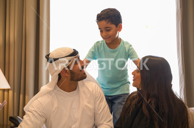 الاستقرار والأمان العائلي، التربيه المنزليه القائمه على الاحترام والتقدير، عائله عربيه خليجيه اماراتيه تقضي أوقات ممتعه في المنزل، مفهوم الأسره السعوديه المترابطه، الإهتمام والاعتناء بالأهل، الاستمتاع والسرور بالجلسات الهادئه.