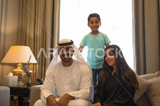 ايماءات النظر الى الكاميرا، الاستقرار والأمان العائلي، التربيه المنزليه القائمه على الاحترام والتقدير، عائله عربيه خليجيه اماراتيه تقضي أوقات ممتعه في المنزل، مفهوم الأسره السعوديه المترابطه، الإهتمام والاعتناء بالأهل، الاستمتاع والسرور بالجلسات الهادئه.