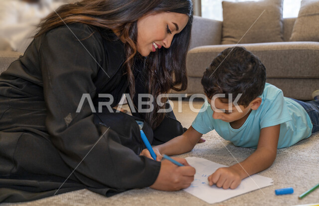 تنمية المهارات الفكريه والذهنيه لدى الأطفال، أم عربيه خليجيه إماراتيه تقوم بالرسم والتلوين مع ابنها، مفهوم العائله السعوديه المترابطه، مشاركه الأولاد الأنشطه التعليميه المفيده، الرعايه والإهتمام بتربيه وتعليم الأبناء، قضاء أوقات ممتعه في المنزل.