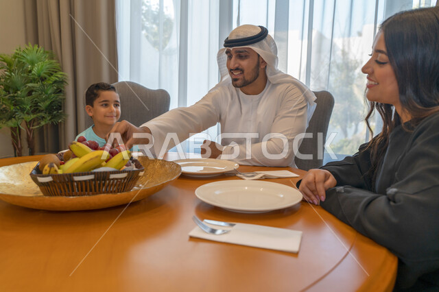 الاستمتاع بقضاء الوقت أيام العطله، ايماءات الفرح والسعاده للجلوس مع الأهل، الفواكه الطازجه والمنتجات المحليه الوطنيه الاماراتيه، مفهوم الأسرة السعودية المترابطة، عائله علربيه خليجيه اماراتية تقوم بتناول الفطور الصحي، البركه في الإجتماع العائلي على مائده الإفطار.