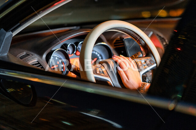 استخدام بوق السيارة لتنبيه المارة على الطريق، صورة مقربة ليد سيده سعودية تقوم بالضغط على زمور السيارة، مفهوم الاستقلال والحرية، اتباع قواعد الأمن و السلامه، اعتماد المرأه على نفسها في التنقل و المواصلات، امرأه عربية خليجية اماراتيه تضع يدها على المقود.