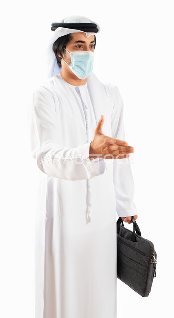 بورتريه من الجانب لرجل أعمال عربي خليجي اماراتي يرتدي الكمامة الواقية ويحمل حقيبة العمل، إيماءات وتعابير يدين تدل على المصافحة، مد اليد من اجل المصافحة، حركة يد واشارات، الالتزام باجراءات الوقاية من فايروس كورونا، خلفية بيضاء