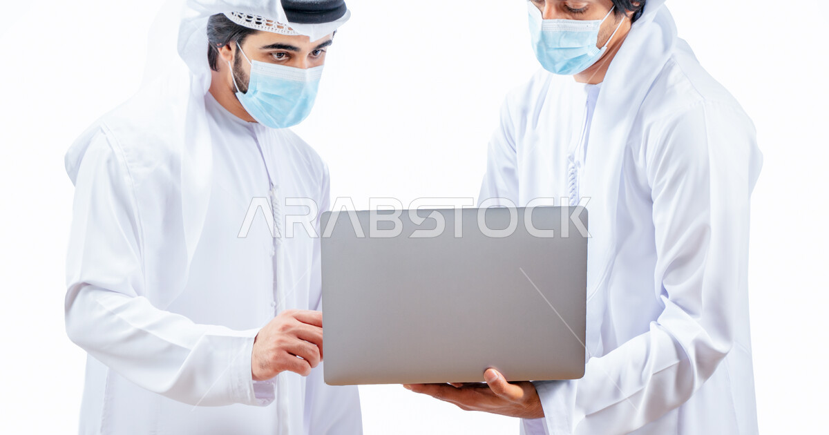 بورتريه لرجلان أعمال عربيان خليجيان اماراتيان يرتديان الكمامة الواقية ...