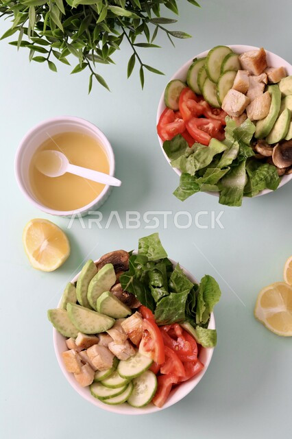 مجموعه من الأطباق الصحيه على سطح ابيض, خضراوات منوعه صحيه, طعام نباتي,طبق سلطة