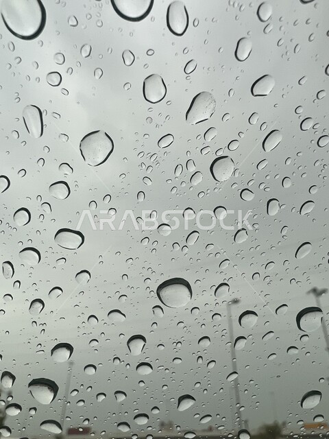 صوره مقربه لقطرات الماء على نافذه زجاجيه, أجواء ممطره, خلفية زجاجيه مع قطرات الندى, أجواء شتويه , أمطار غزيره