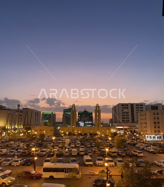 A picture of the computer park in Olaya in the King Fahd district of Riyadh, Saudi Arabia, parking lot, sunset view in the sky of Saudi Arabia