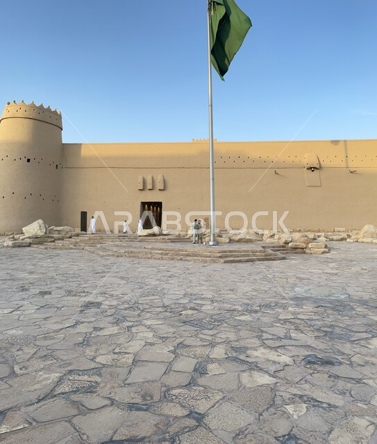 متحف قصر المصمك التاريخي في مدينة الرياض بالمملكة العربية السعودية، معالم الرياض التاريخية السياحية القديمة، قصر المصمك التراثي، الهندسة المعمارية القديمة، السياحة في السعودية، أماكن أثرية تاريخية في السعودية، علم السعودية، قصر المصمك