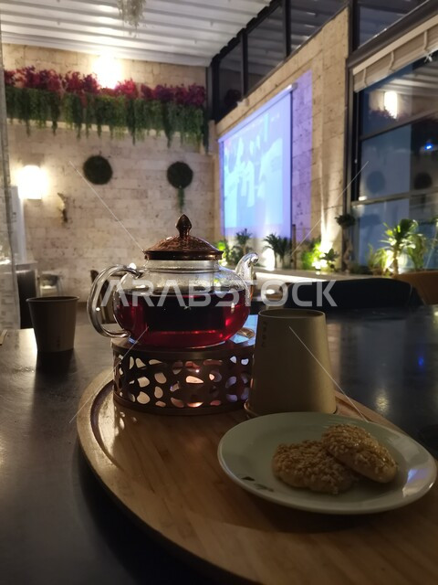 صورة من الداخل أحد المطاعم الفاخرة بالمملكة العربية السعودية ، جلسات رائعة وهادئة ، طلبات الزبائن ، إبريق الشاي الأحمر وطبق من البسكويت الهش ، أماكن سياحية ، كافيهات و مطاعم في السعودية