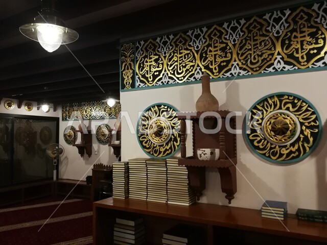 صورة من داخل أحد المساجد في المملكة العربية السعودية ، نصوص قرآنية ، فنون إسلامية ، نقوش إسلامية ، إسلاميات وعبادة ، اماكن إسلامية دينية