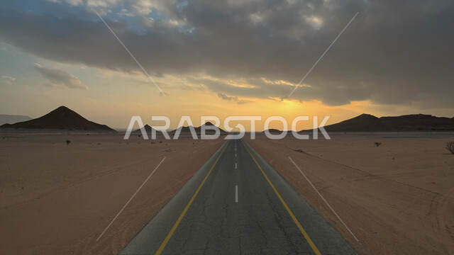 صورة لخط السير السريع وسط الصحراء ، طريق صحراوي ، طريق اسفلتي سريع بين الكثبان الرملية ، الطبيعة الصحراوية ، الكثبان الرملية ، مناطق صحراوية سياحية ، طريق سفر صحراوي