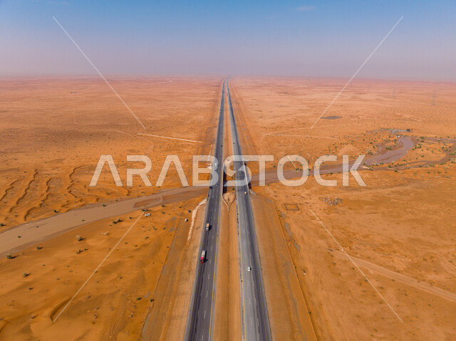 صورة جويه لخط السير السريع وسط الصحراء ، طريق صحراوي ، طريق اسفلتي سريع بين الكثبان الرملية ، الطبيعة الصحراوية ، الكثبان الرملية ، مناطق صحراوية سياحية ، طريق سفر صحراوي