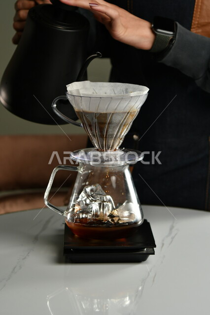 فلتر القهوة الأمريكيه , قهوة مقطرة , قهوه مخمره, قمع ترشيح, وعاء قهوه زجاجي, قهوة مختصة, مشروبات ساخنه 
