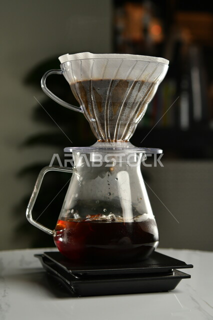 فلتر القهوة الأمريكيه , قهوة مقطرة , قهوه مخمره, قمع ترشيح, وعاء قهوه زجاجي, قهوة مختصة, مشروبات ساخنه 