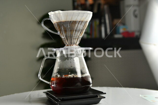 فلتر القهوة الأمريكيه , قهوة مقطرة , قهوه مخمره, قمع ترشيح, وعاء قهوه زجاجي, قهوة مختصة, مشروبات ساخنه 