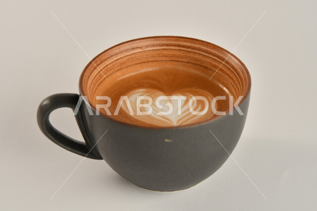 صورة مقربة لفنجان القهوة برغوة كثيفة ، مشروب الكابتشينو الساخن ، مشروبات ساخنة لذيذة ، فنجان القهوة الساخن ، خلفية بيضاء