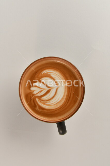 صورة مقربة لفنجان القهوة برغوة كثيفة ، مشروب الكابتشينو الساخن ، مشروبات ساخنة لذيذة ، فنجان القهوة الساخن ، خلفية بيضاء