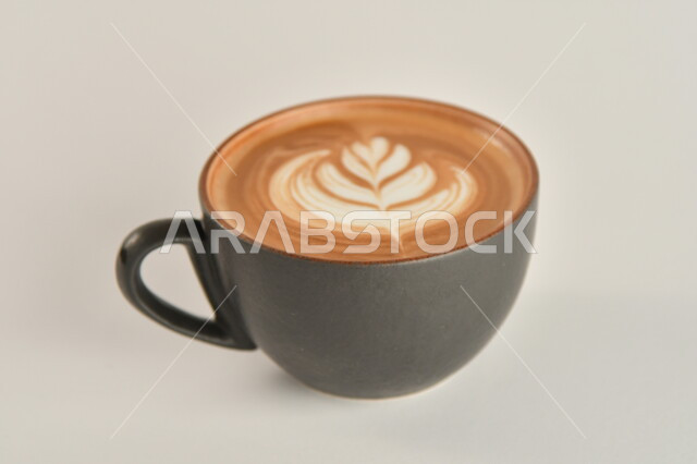 صورة مقربة لفنجان القهوة برغوة كثيفة ، مشروب الكابتشينو الساخن ، مشروبات ساخنة لذيذة ، فنجان القهوة الساخن ، خلفية بيضاء