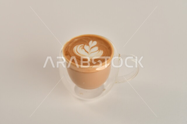 صورة مقربة لفنجان القهوة برغوة كثيفة ، مشروب الكابتشينو الساخن ، مشروبات ساخنة لذيذة ، فنجان القهوة الساخن ، خلفية بيضاء