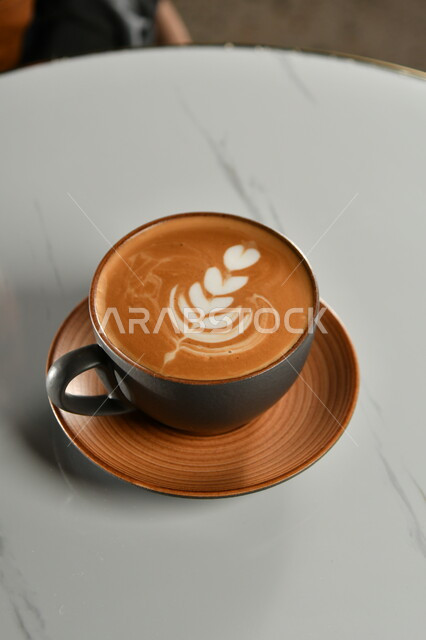 صورة مقربة لفنجان القهوة برغوة كثيفة ، مشروب الكابتشينو الساخن ، مشروبات ساخنة لذيذة ، فنجان القهوة الساخن ، خلفية بيضاء