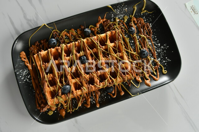 صورة مقربة لطبق الوافل اللذيذ مع الشوكولاته، حلويات وسكريات، التحلاية، خلفية بيضاء