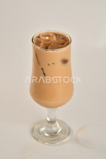 صوره مقربه لكأس من القهوه البارده مع الحليب, مشروبات بارده, كاباتشينو مثلج, خلفيه بيضاء