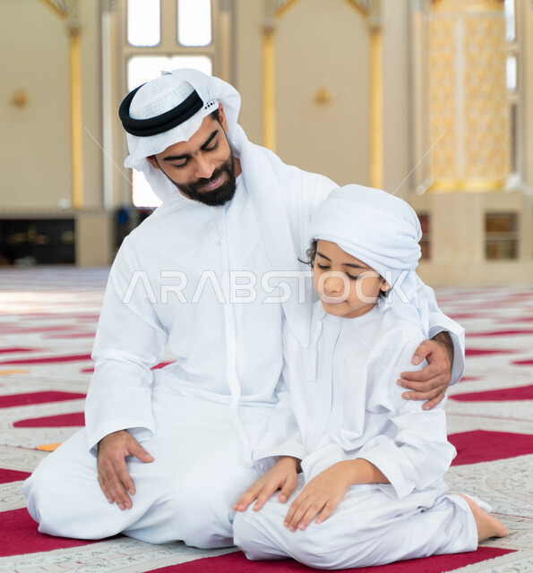 رجل عربي خليجي إماراتي وإبنه في أحد المساجد العربية، تعليم أداء فريضة الصلاة، تعليم الصلاة للأطفال، العبادة والتقرب الى الله، أماكن إسلامية مقدسة، مفهوم أركان الإسلام، إسلاميات وعبادة