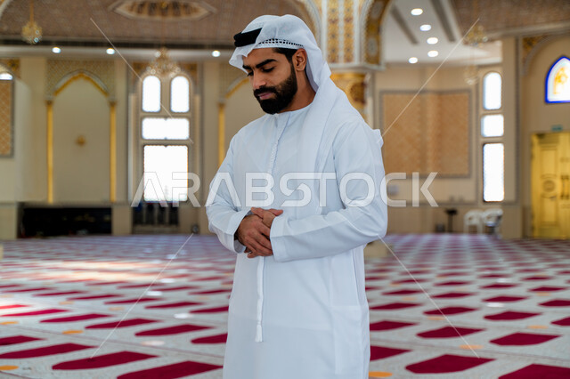 رجل عربي خليجي إماراتي في أحد المساجد العربية، أداء فريضة الصلاة ، العبادة والتقرب الى الله، أماكن إسلامية مقدسة، مفهوم أركان الإسلام، إسلاميات وعبادة