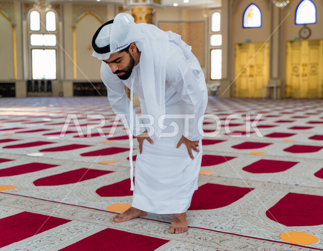 رجل عربي خليجي إماراتي في أحد المساجد العربية، أداء فريضة الصلاة، الركوع في الصلاة ، العبادة والتقرب الى الله، أماكن إسلامية مقدسة، مفهوم أركان الإسلام، إسلاميات وعبادة
