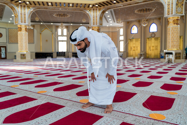 رجل عربي خليجي إماراتي في أحد المساجد العربية، أداء فريضة الصلاة، الركوع في الصلاة ، العبادة والتقرب الى الله، أماكن إسلامية مقدسة، مفهوم أركان الإسلام، إسلاميات وعبادة