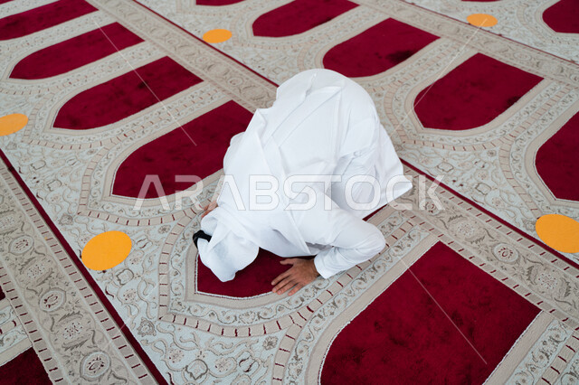 رجل عربي خليجي إماراتي في أحد المساجد العربية ، أداء فريضة الصلاة ، السجود في الصلاة ، العبادة والتقرب الى الله ، أماكن إسلامية مقدسة ، مفهوم أركان الإسلام ، إسلاميات وعبادة
