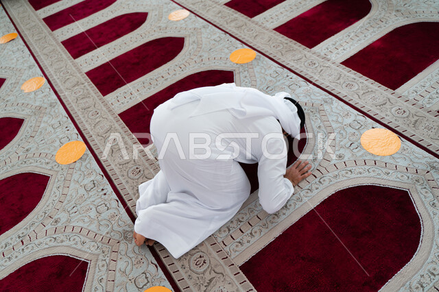 رجل عربي خليجي إماراتي في أحد المساجد العربية ، أداء فريضة الصلاة ، السجود في الصلاة ، العبادة والتقرب الى الله ، أماكن إسلامية مقدسة ، مفهوم أركان الإسلام ، إسلاميات وعبادة