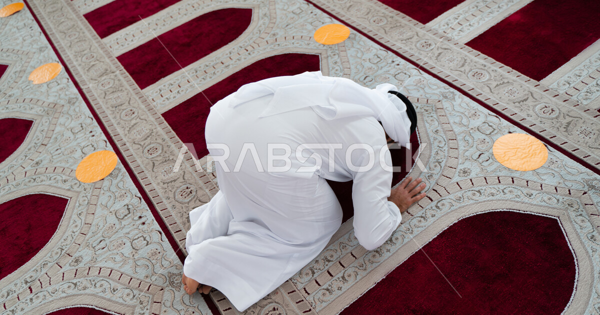 رجل عربي خليجي إماراتي في أحد المساجد العربية ، أداء فريضة الصلاة ...
